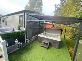 All Weather Hot Tub & Cosy Cabin in Northumberland